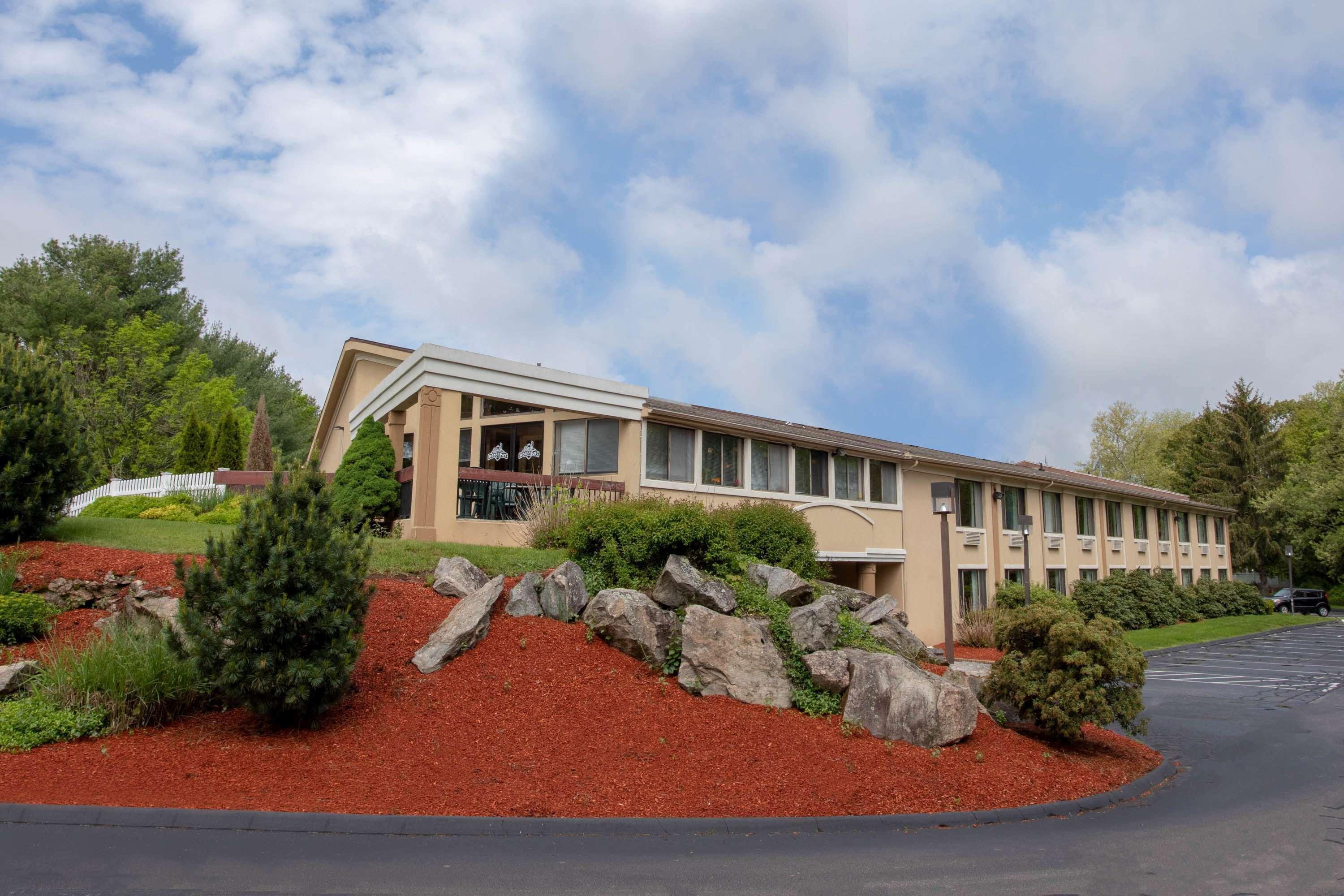 Spark By Hilton Mystic Groton Hotel Exterior photo